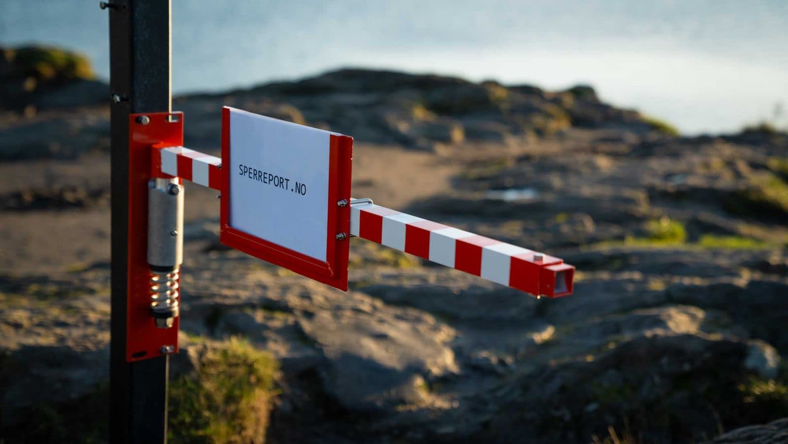 Sperreport sideveis med teleskoparmen skjøvet ut i full lengde over svaberg ved Hafrsfjord