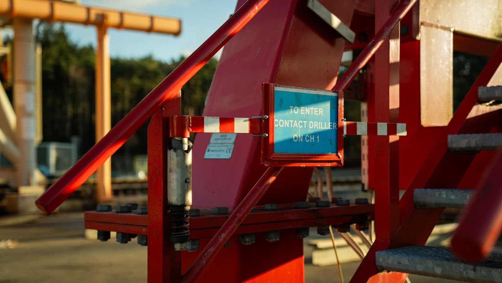 Skiltholder med skiltet «TO ENTER CONTACT DRILLER ON CH 1» montert på rødt borerigg-utstyr